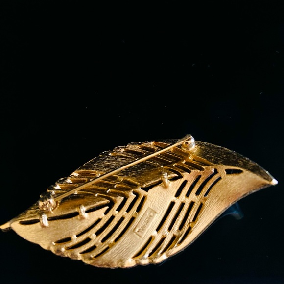 Vintage Crown Trifari Gold Tone Leaf Brooch - Picture 3 of 4